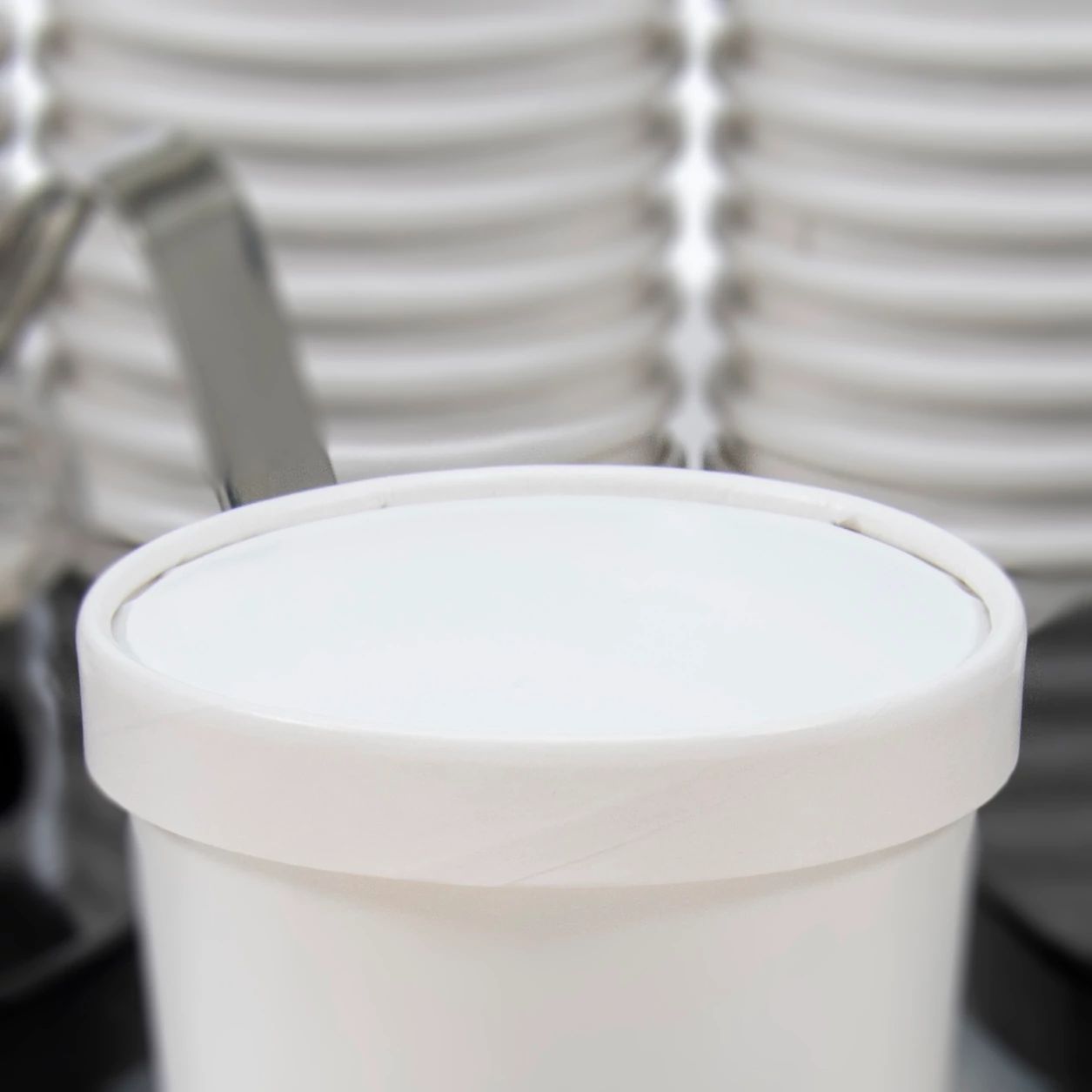 Dart SOLO Flexstyle 32 oz. White DSP Paper Lid – Non-Vented – 500/Case